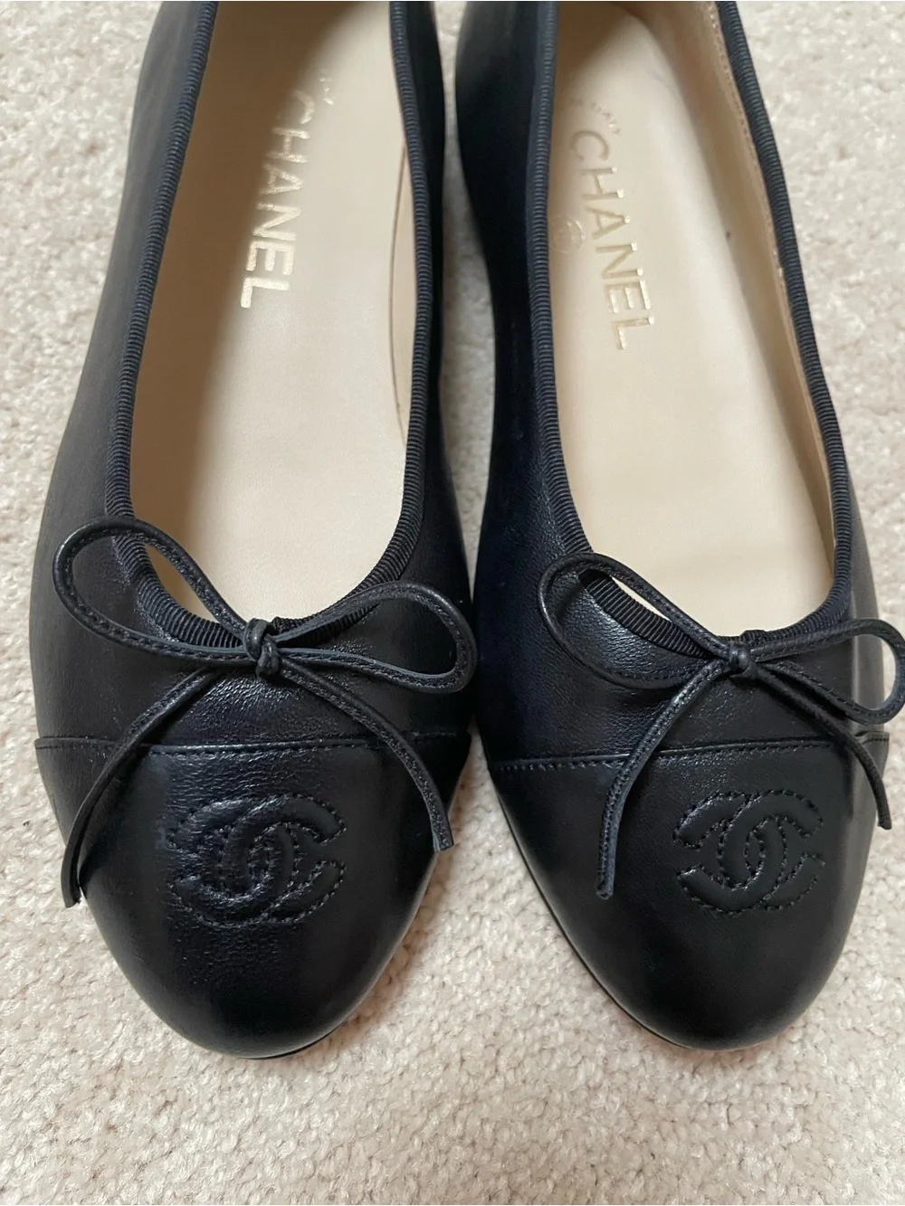 CHANEL Black Leather CC Logo Ballet Flats with Bow 37C  PRISTINE condition!